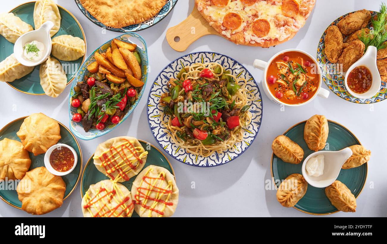 Asiatische Gerichte - Lagman, Manti, Fleisch mit Kartoffeln, Suppe, Belyashi auf weißem Hintergrund von oben Stockfoto