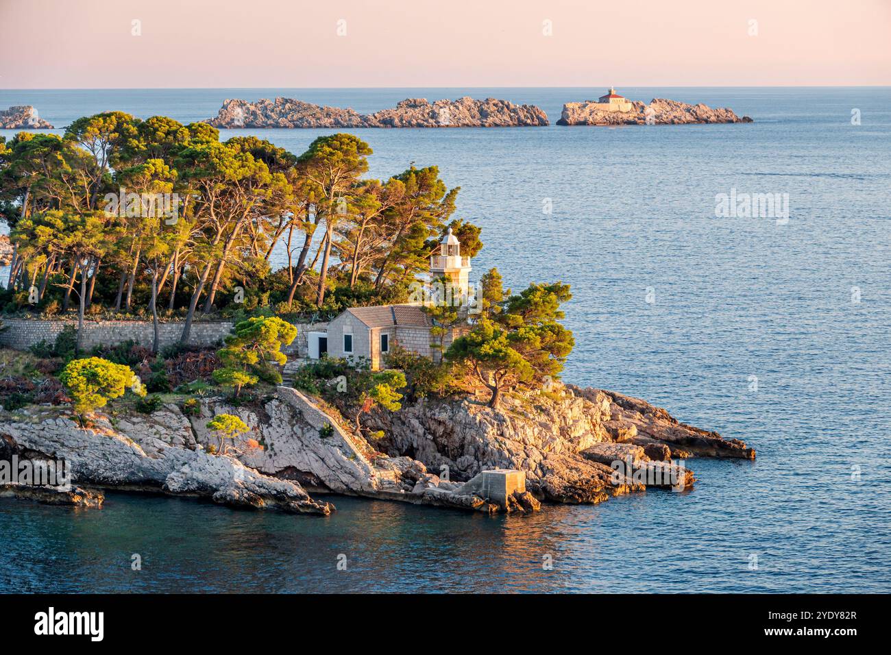 Dubrovnik Kroatien,Port Bay Luka Gruz,Adriatisches Mittelmeer,Daksa Insel Eliphiti Inseln,Steinfeuer,kroatischer Balkan Europa EU,VIS Stockfoto