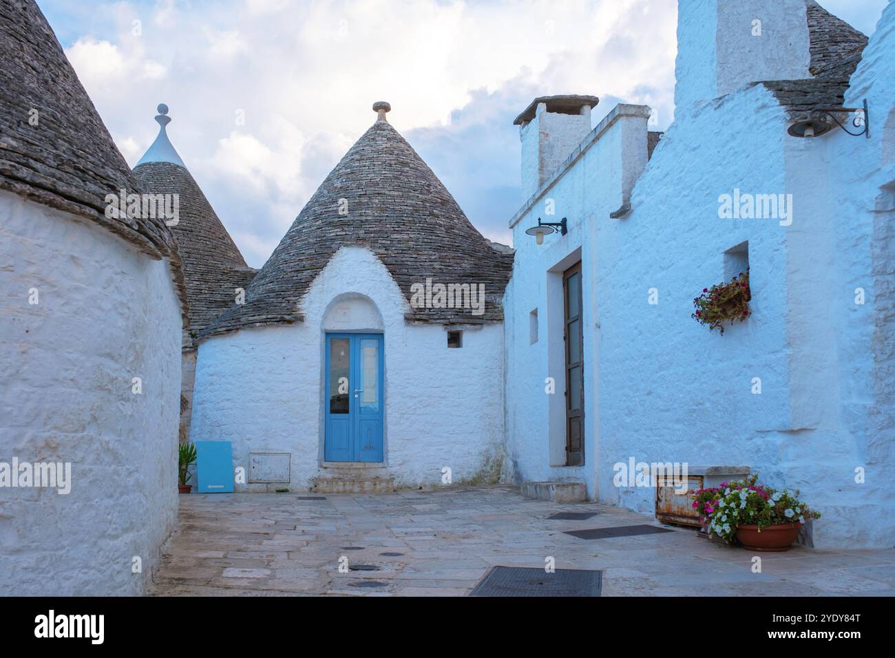 Alberobello eingebettet im Herzen Apuliens stehen traditionelle Trullihäuser stolz vor dem Abendhimmel, deren konische Dächer einen einzigartigen Charme verleihen Stockfoto