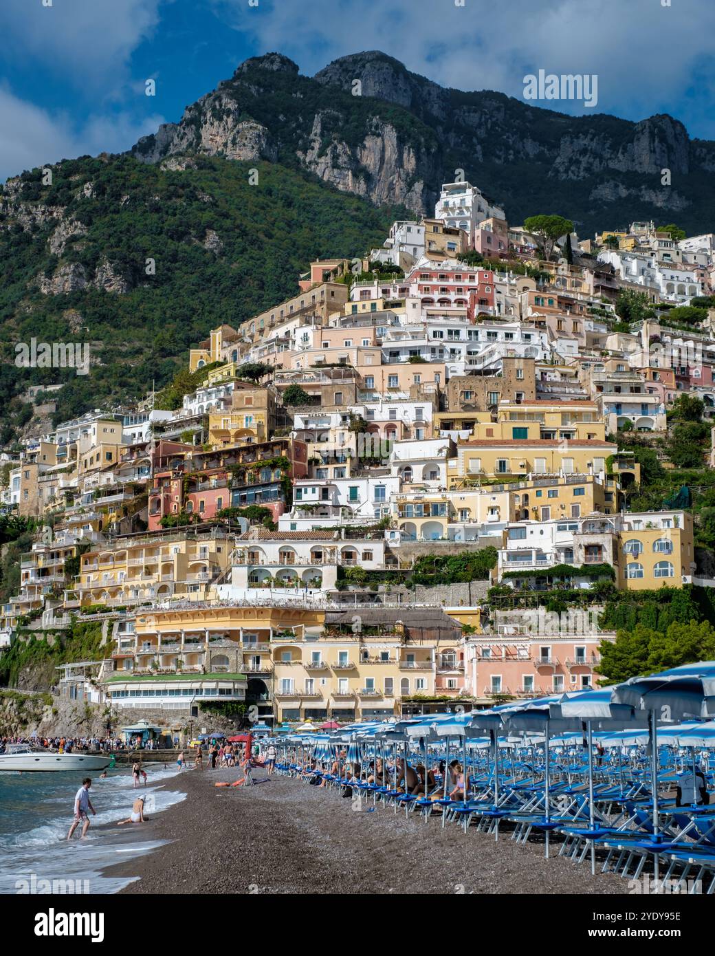 Eingebettet an der Amalfiküste schmiegen sich pulsierende Dörfer an steile Klippen und bieten eine atemberaubende Kulisse für Strandgänger, die Sonne und Meer genießen. Positano an der italienischen Amalfiküste Stockfoto