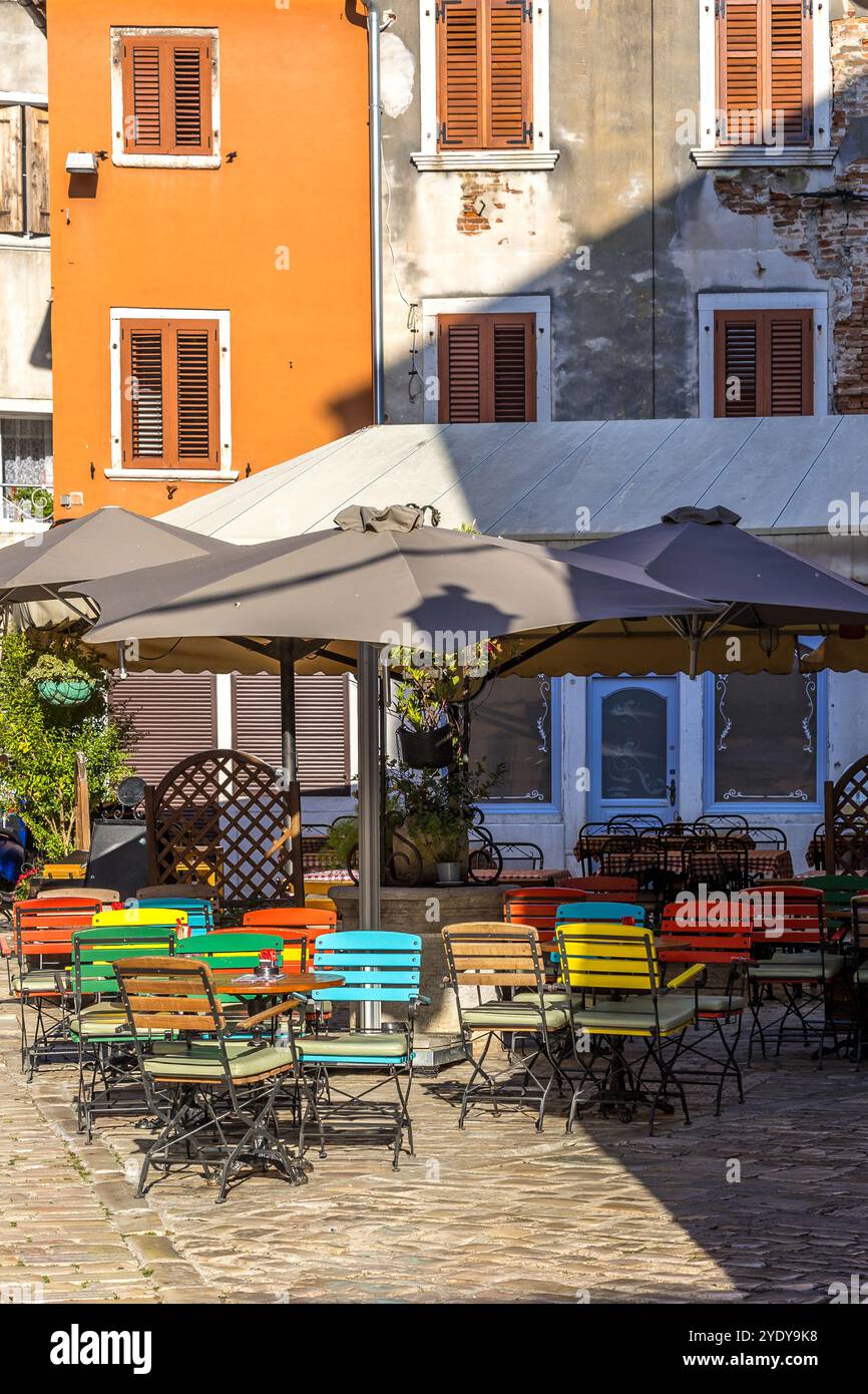 Rovinj, kroatisches Straßencafé mit bunten Stühlen in der historischen Altstadt Stockfoto