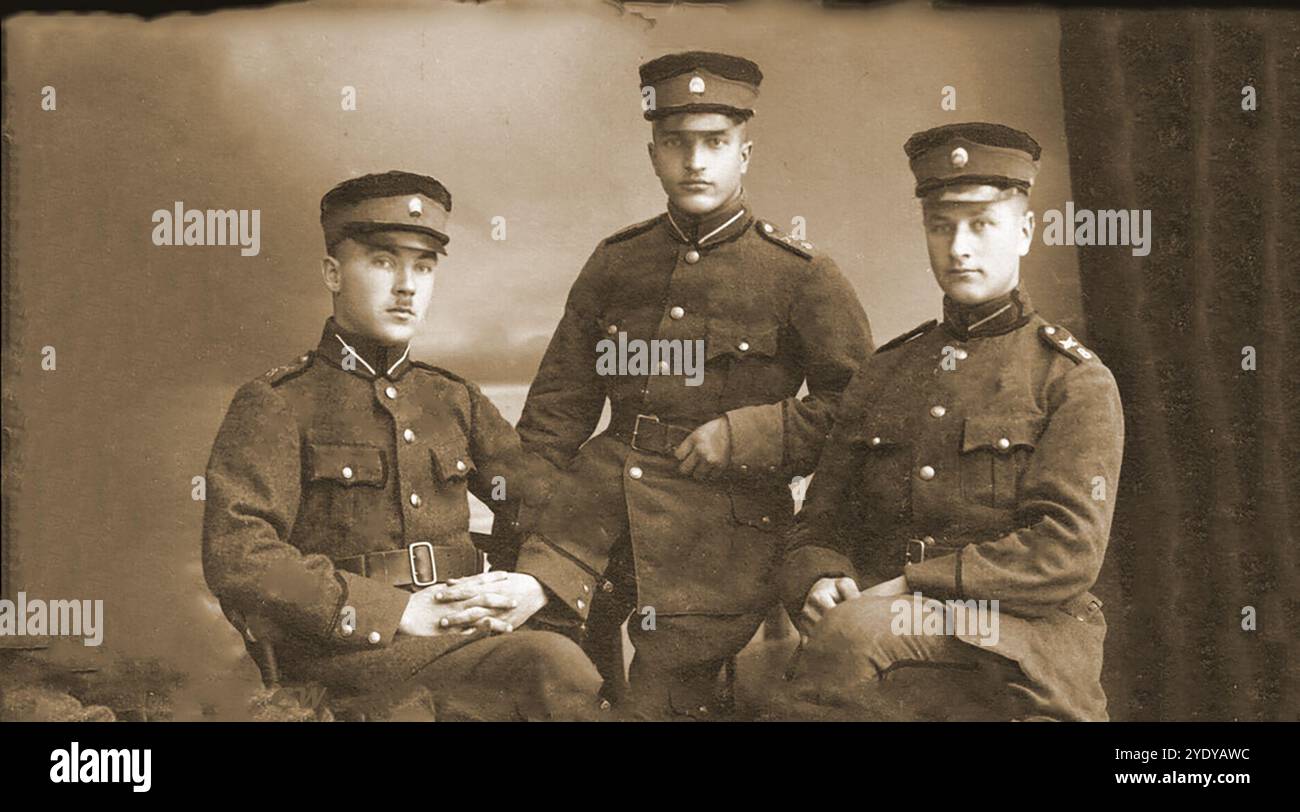 Ein altes Atelierfoto um 1930, das lettische Armeesoldaten in typischen Uniformen zeigt. - Ap 1930. gadu veca studijas fotogrāfija, kurā redzami Latvijas armijas karavīri tipiskās uniformās. - Ein altes Studiofoto aus den 1930er Jahren, das lettische Armeesoldaten in typischen Uniformen zeigen. - Старая студийная фотография 1930-х годов, на которой изображены солдаты латвийской армии в типичной форме. - Stockfoto