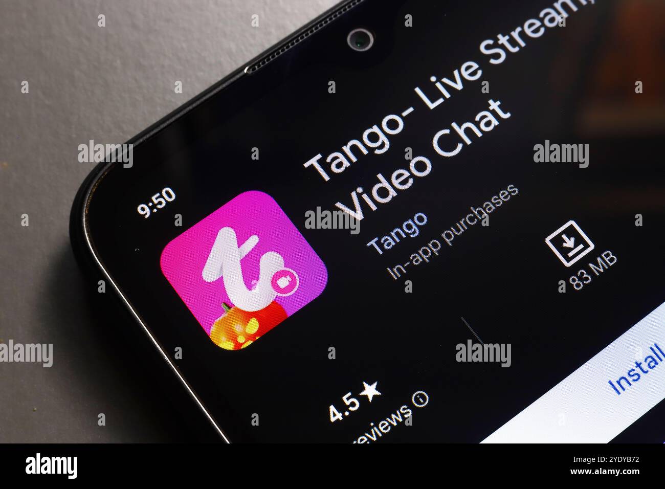 29. Oktober 2024, Portugal. In dieser Fotoabbildung wird das Logo der Tango-Live Stream & Video Chat App auf einem Smartphone-Bildschirm angezeigt Stockfoto