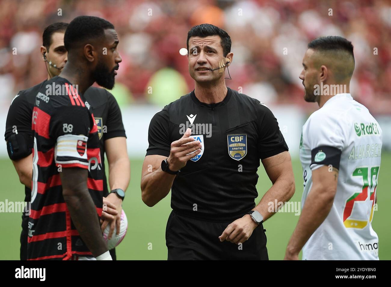 Rio de Janeiro, Brasilien, 26. Oktober 2024. Fußballschiedsrichter beim Spiel Flamengo x Juventude für die brasilianische Meisterschaft 2024 im Maraca Stockfoto