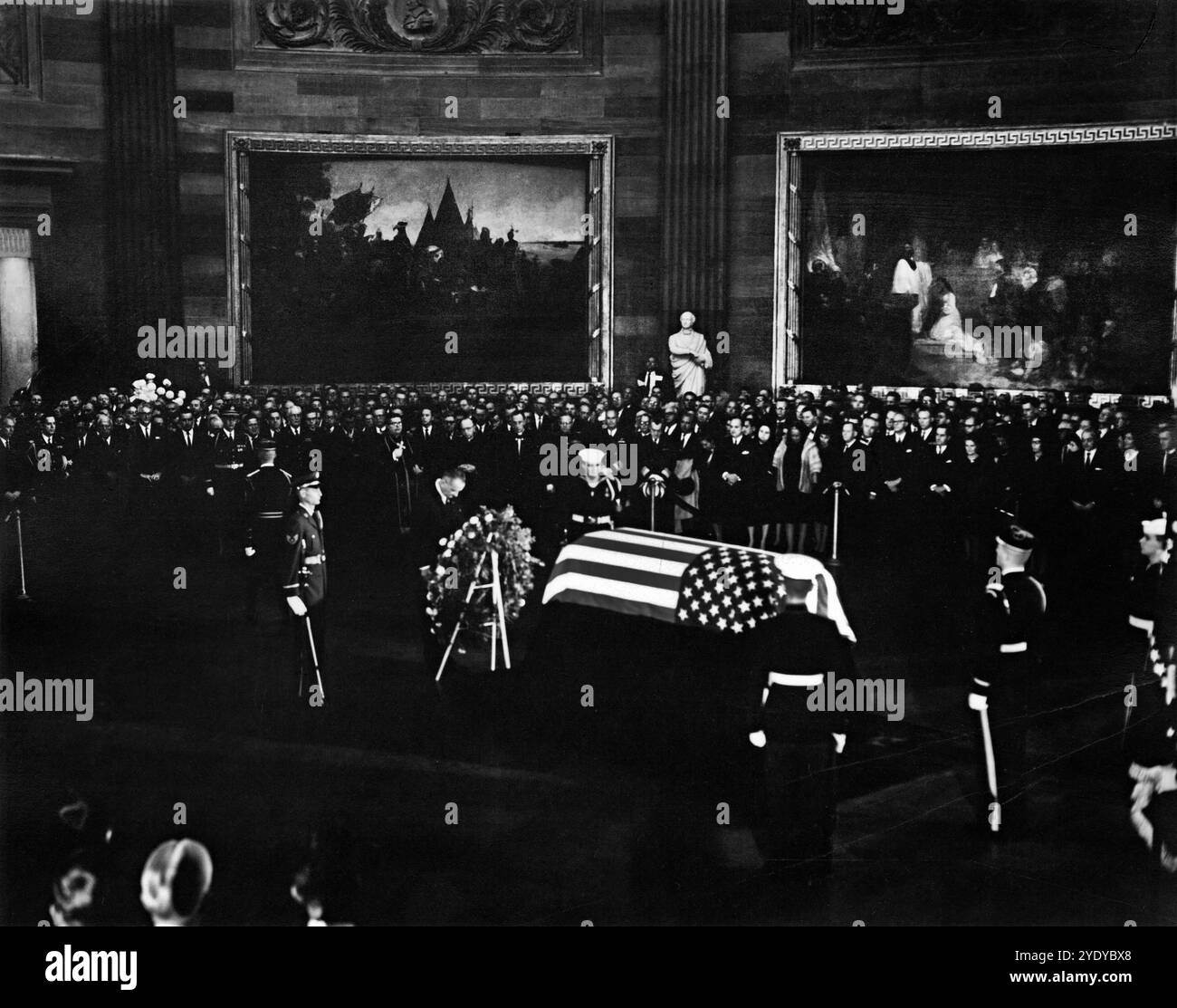 US-Präsident Lyndon Johnson steht mit geneigtem Kopf vor dem Sarg von US-Präsident John F. Kennedy im Zentrum von Rotunda, U.S. Capitol Building, Washington, D.C., USA. Abbie Rowe, Fotos Des Weißen Hauses, 24. November 1963 Stockfoto