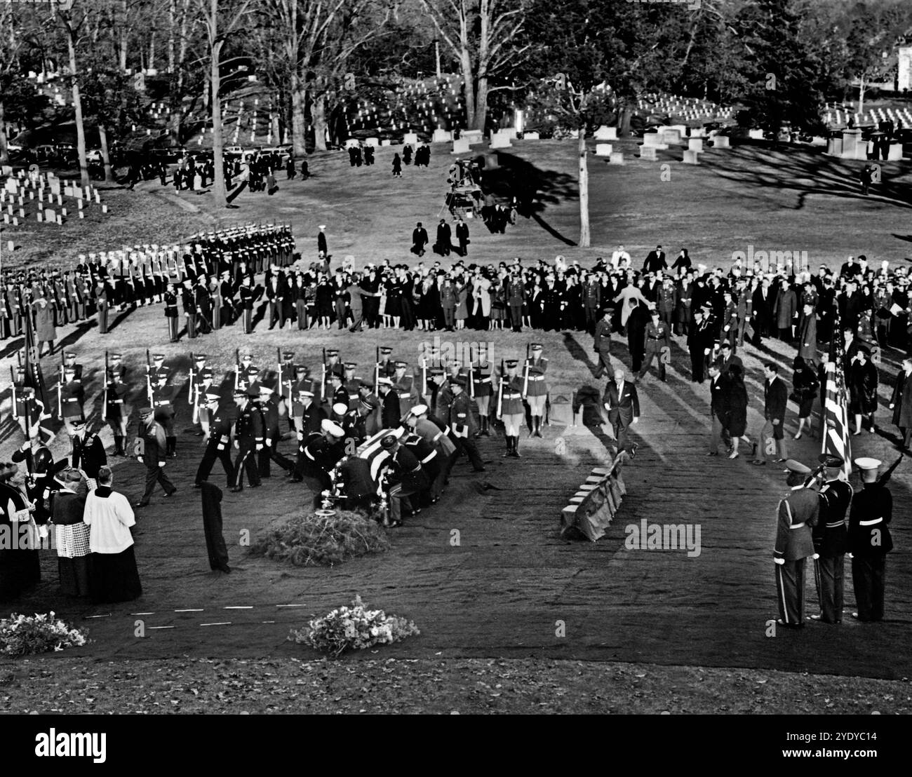 Kennedy Familienmitglieder: US-Staatsanwalt Robert F. Kennedy, Jacqueline Kennedy, US-Senator Edward M. Kennedy, Rose Fitzgerald Kennedy, Steven Smith, Peter Lawford, Jean Kennedy Smith, Eunice Kennedy Shriver, folgen Sie als Ehrengarde Sargträgern, legen Sie den mit Fahnen überzogenen Sarg des US-Präsidenten John F. Kennedy bei Grabstätten in der Beerdigung von Präsident Kennedy auf dem Arlington National Cemetery, Arlington, Virginia, USA. Abbie Rowe, Fotos Des Weißen Hauses, 25. November 1963 Stockfoto