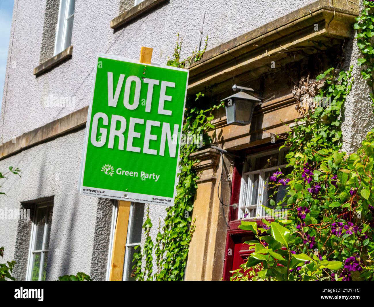 Vote Green Plakat, das von der UK Green Party während eines britischen Wahlkampfes vor einem Haus produziert wurde. Stockfoto