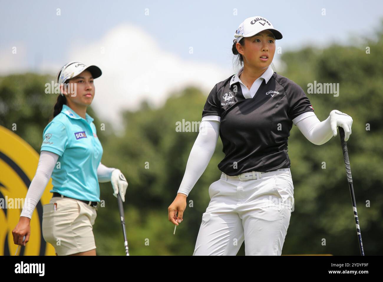 Kuala Lumpur, Malaysia. Oktober 2024. Ruoning Yin of China (rechts) beobachtet ihren Schuss aus dem 13. Abschlag während der letzten Runde der Maybank Championship 2024 auf dem Kuala Lumpur Golf & Country Club Golfplatz in Kuala Lumpur. Die Finalrunde der Maybank Championship 2024. (Foto: Faris Hadziq/SOPA Images/SIPA USA) Credit: SIPA USA/Alamy Live News Stockfoto