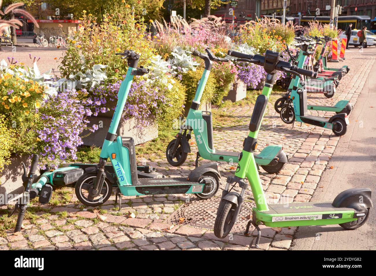 Bunte Bolt E-Scooter mieten in Helsinki, Finnland, bieten Shared Mobility-Fahrzeuge wie E-Scooter nachhaltiges Reisen Stockfoto