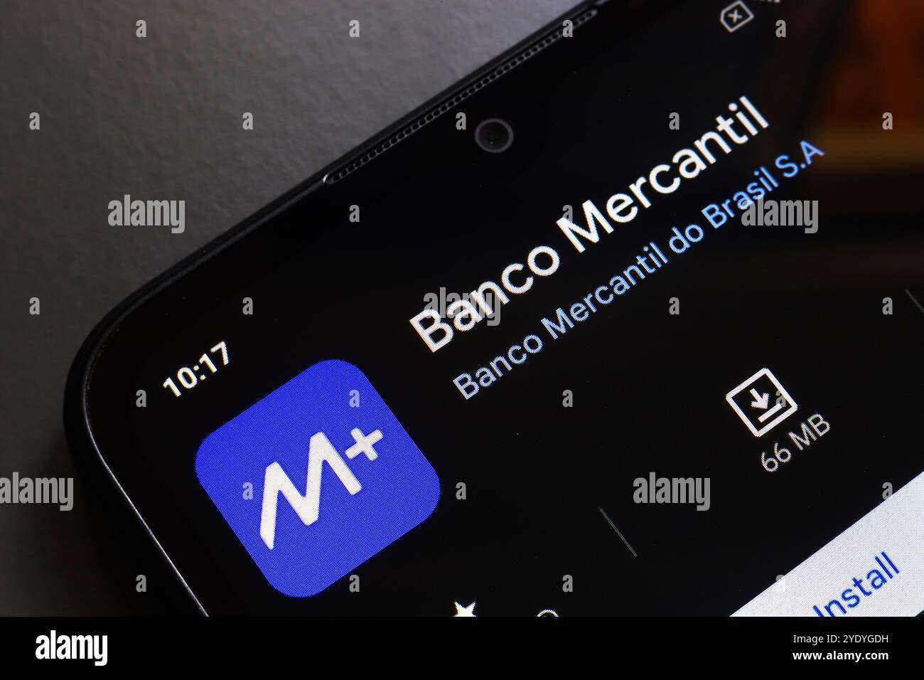 29. Oktober 2024, Portugal. In dieser Fotoabbildung wird das Logo der Banco Mercantil App auf einem Smartphone-Bildschirm angezeigt Stockfoto