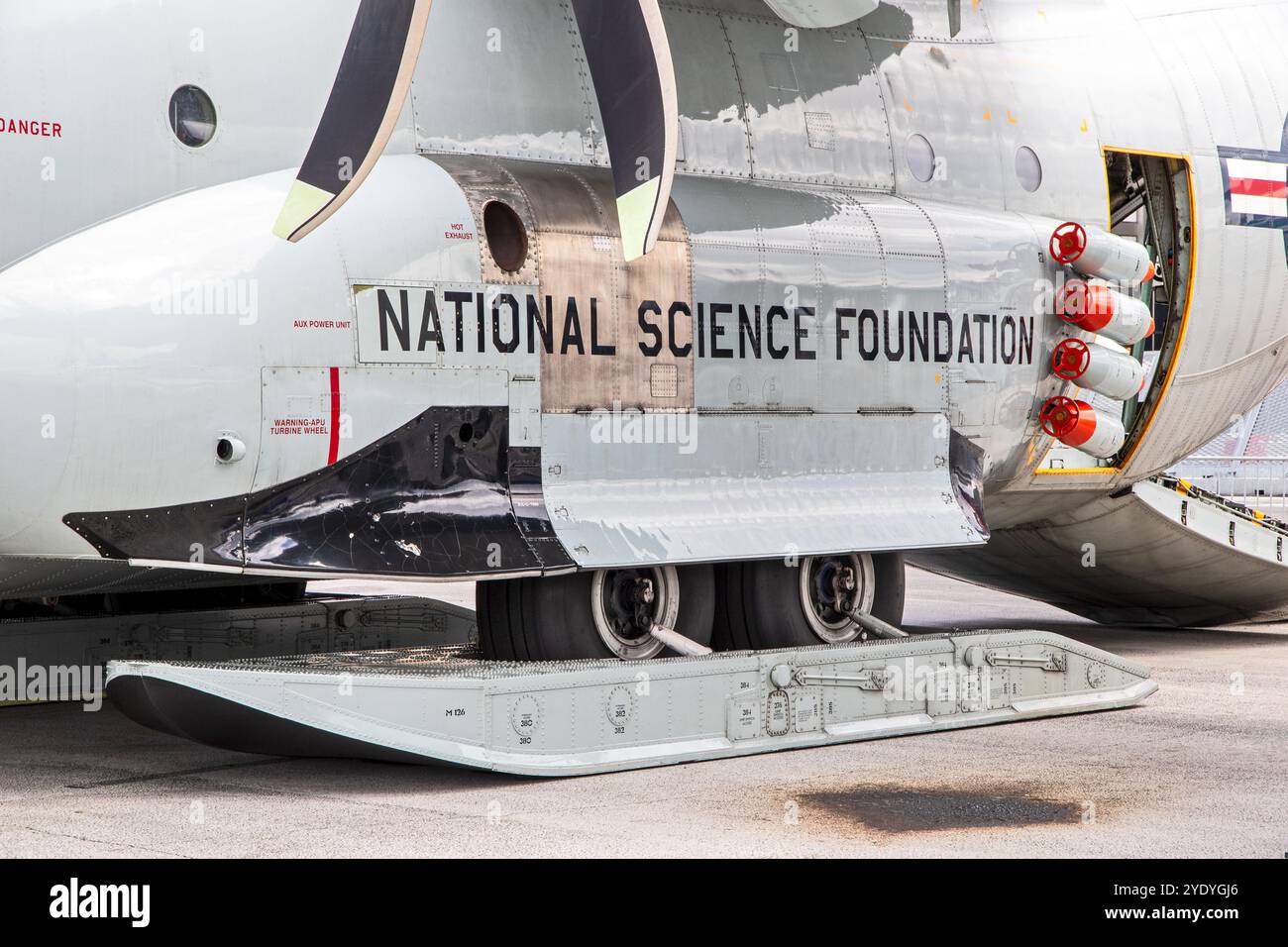 Das mit Skier ausgestattete LC-130H Hercules Flugzeug der US Air Force wurde von der National Science Foundation in der Arktis und Antarktis auf der Pariser Luftfahrtschau eingesetzt. Frankreich - J Stockfoto