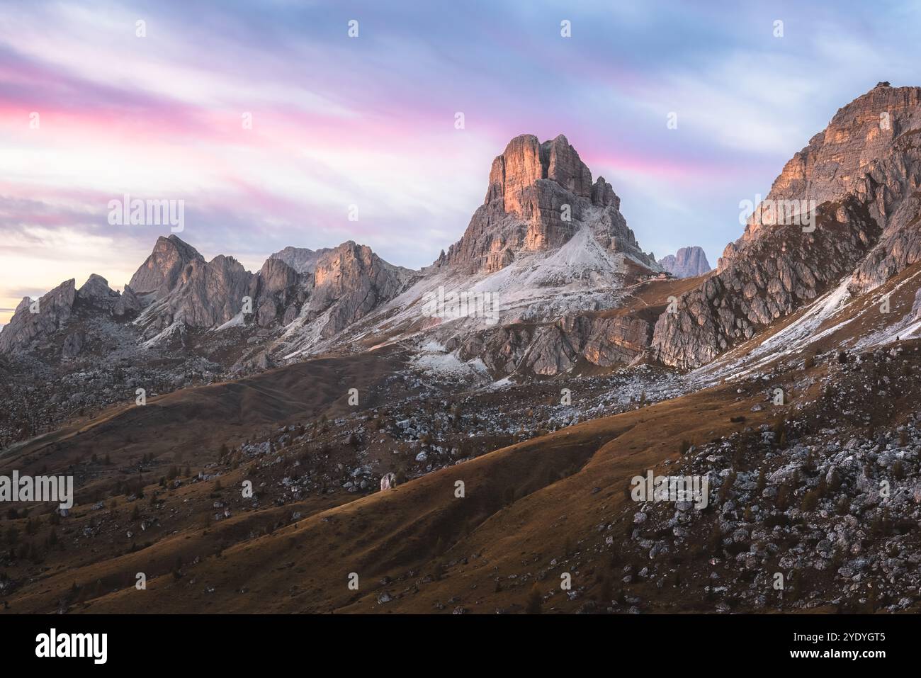 Farbenfroher rosafarbener Himmel bei Sonnenuntergang oder Sonnenaufgang über dem Monte Nuvolau und dem Giau-Pass, der die raue Schönheit der italienischen Dolomiten in Trentino-Süd-Tyro zeigt Stockfoto