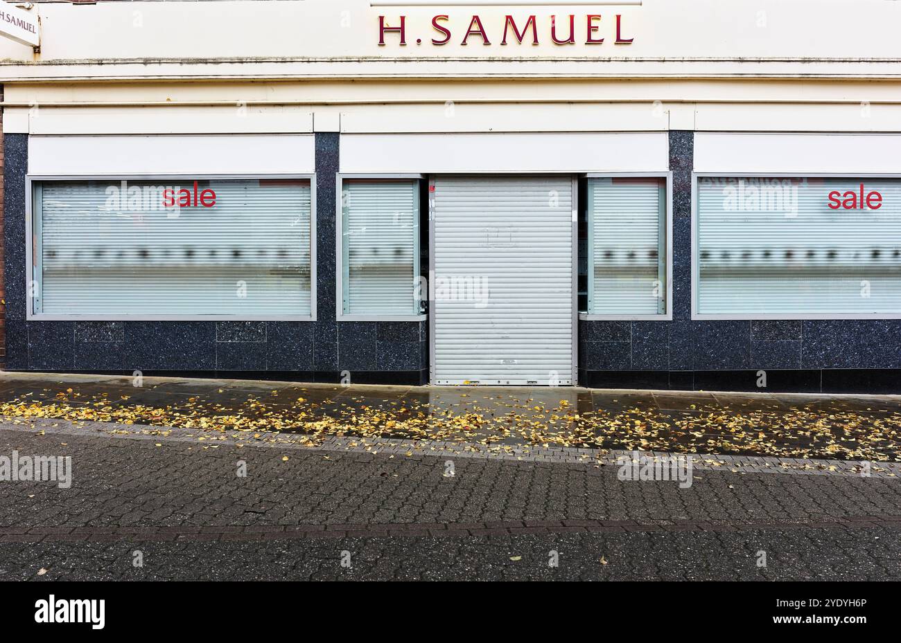 H Samuel Shop, geschlossen, im Stadtzentrum von Kettering, England, an einem nassen Tag. Stockfoto