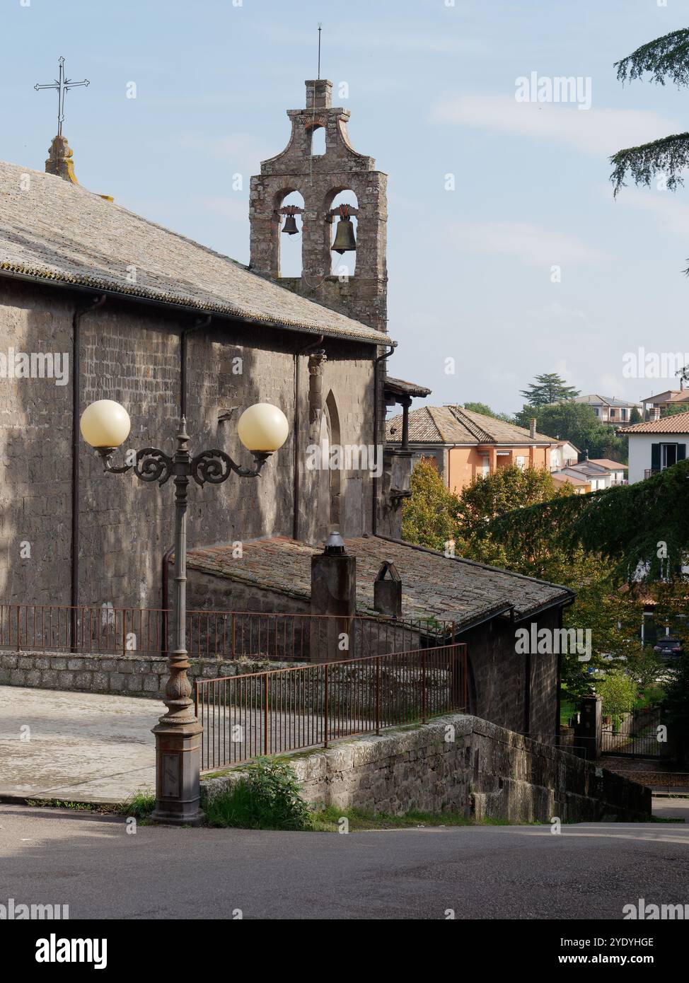 Glockenturm der Kirche Saint Flavian (Sant Flaviano) in der Stadt Montefiascone. Oktober 2024 Stockfoto