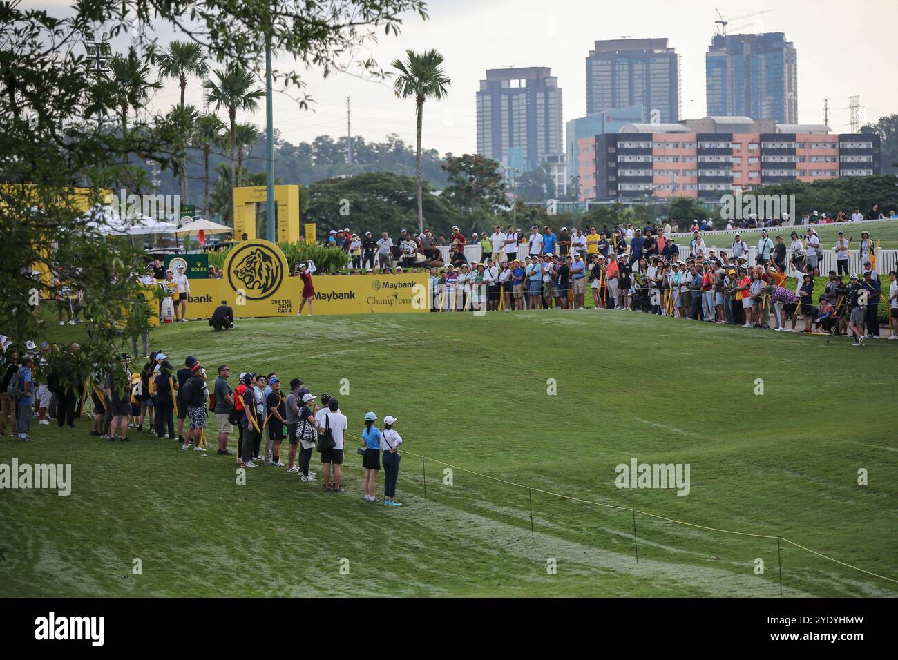 Kuala Lumpur, Malaysia. Oktober 2024. Pajareee Anannarukarn aus Thailand spielt ihren Schuss aus dem 1. Abschlag, während eine Galerie von Fans während der Finalrunde der Maybank Championship 2024 auf dem Kuala Lumpur Golf & Country Club Golfplatz in der Kuala Lumpur Maybank Championship 2024 Endrunde beobachtet. Quelle: SOPA Images Limited/Alamy Live News Stockfoto