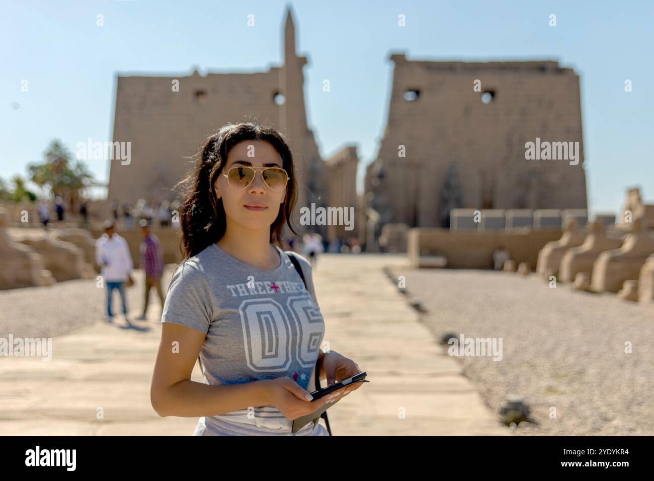 Touristen genießen die zeitlose Schönheit von Luxors Avenue der Sphinxen, die ihren Tempel mit Karnak verbindet und mit der reichen Geschichte der alten Egoismus verbindet Stockfoto