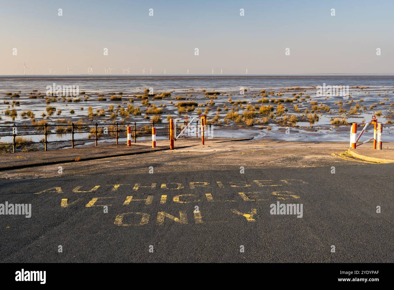 Eine Slipway führt in den Sand am Hoylake Beach auf der englischen Halbinsel Wirral. Stockfoto