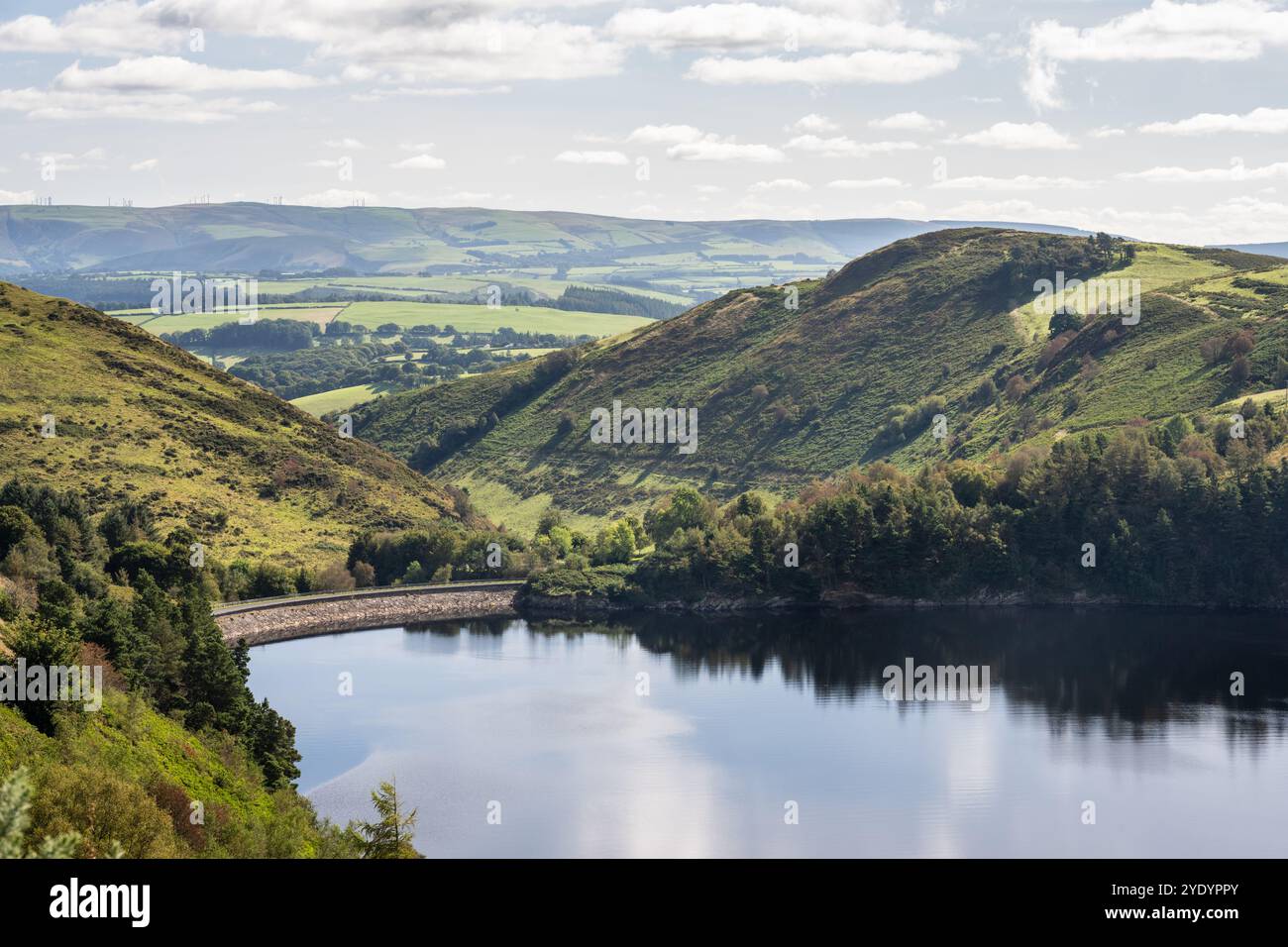 Die Sonne scheint auf dem Llyn Clywedog Reservoir oberhalb des Severn Valley in den Hügeln von Mid Wales. Stockfoto