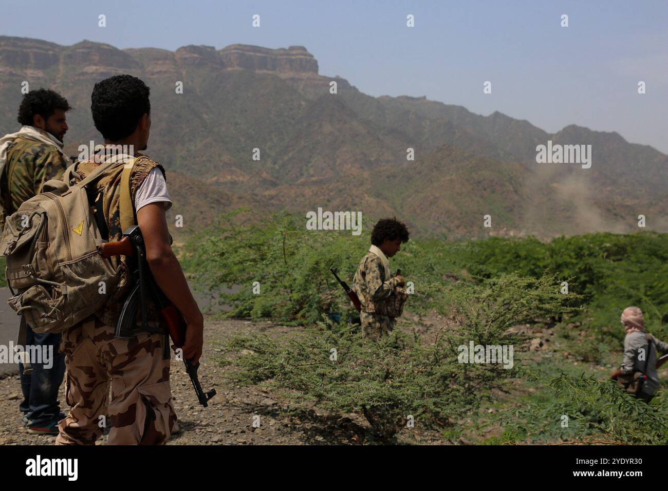 Regierungsnahe Truppen haben drei wichtige Dörfer auf einer strategischen Route erobert, die die Stadt Taiz mit der Westküste des Jemen verbindet. Regierungsnahe Kräfte haben sich in den letzten zwei Jahren in der Stadt Taiz gegen die Huthi-Truppen und gegen diejenigen, die dem ehemaligen Präsidenten Ali Abdullah Salih loyal sind, eingesetzt Stockfoto