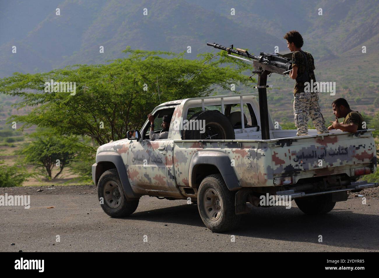 Regierungsnahe Truppen haben drei wichtige Dörfer auf einer strategischen Route erobert, die die Stadt Taiz mit der Westküste des Jemen verbindet. Regierungsnahe Kräfte haben sich in den letzten zwei Jahren in der Stadt Taiz gegen die Huthi-Truppen und gegen diejenigen, die dem ehemaligen Präsidenten Ali Abdullah Salih loyal sind, eingesetzt Stockfoto