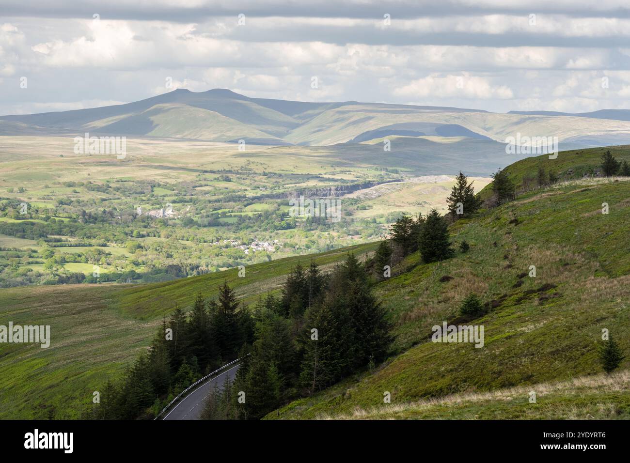 Der Pen y Fan Mountain in den Brecon Beacons erhebt sich hinter dem oberen Cynon Valley in Südwales, von der Rhigos Road aus gesehen. Stockfoto