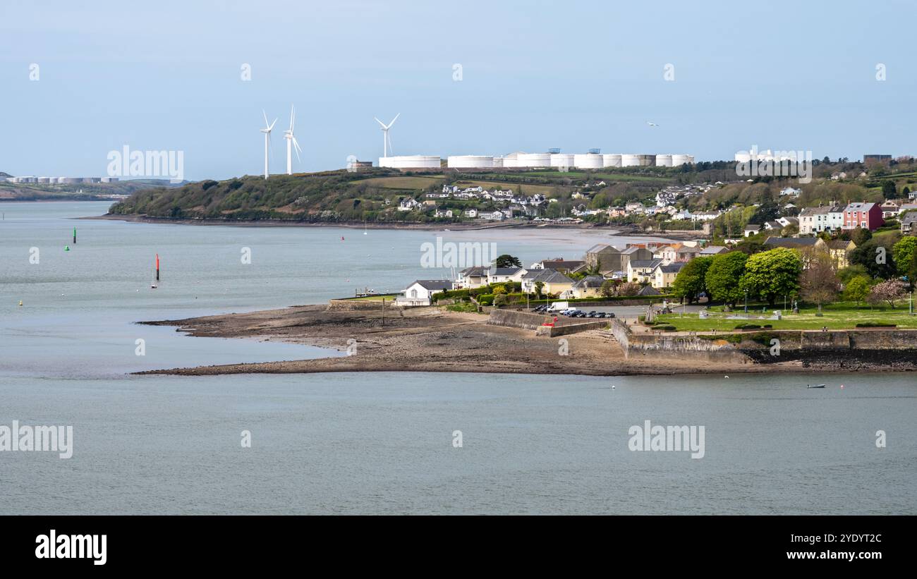 Speichertanks der Waterston Gulf Refinery dominieren einen Hügel oberhalb von Neyland am Milford Haven in Pembrokeshire, Wales. Stockfoto