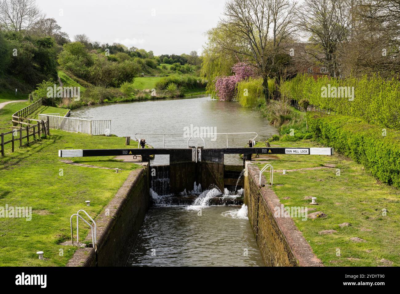 Dun Mill Lock am Kennet and Avon Canal bei Hungerford in West Berkshire, England. Stockfoto