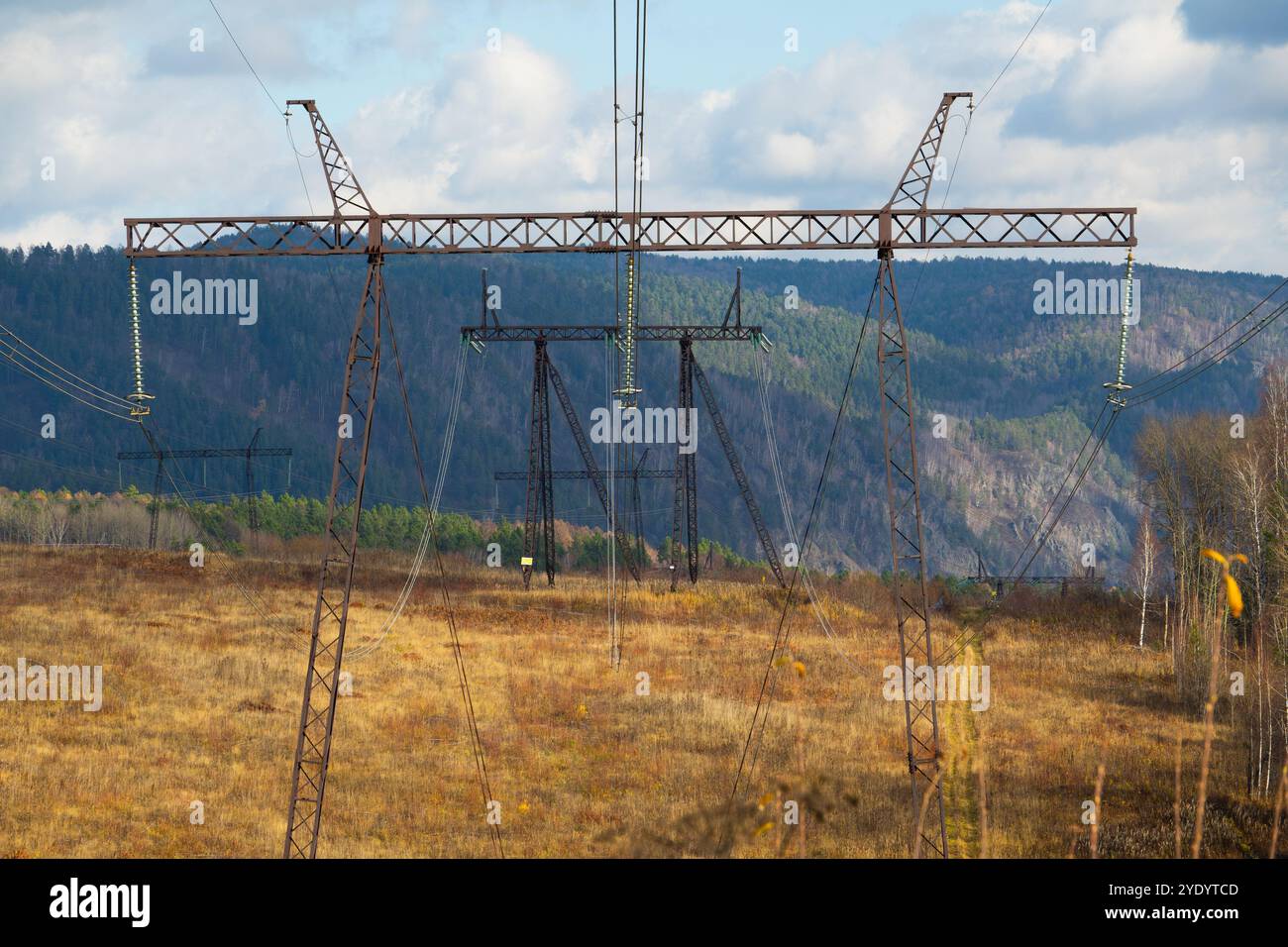 Hochspannungsmasten in den Bergen Stockfoto