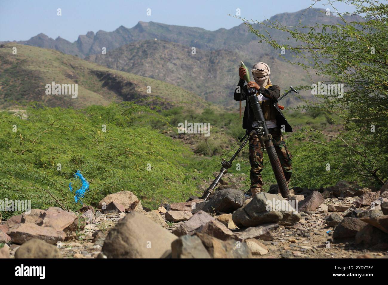 Regierungsnahe Truppen haben drei wichtige Dörfer auf einer strategischen Route erobert, die die Stadt Taiz mit der Westküste des Jemen verbindet. Regierungsnahe Kräfte haben sich in den letzten zwei Jahren in der Stadt Taiz gegen die Huthi-Truppen und gegen diejenigen, die dem ehemaligen Präsidenten Ali Abdullah Salih loyal sind, eingesetzt Stockfoto