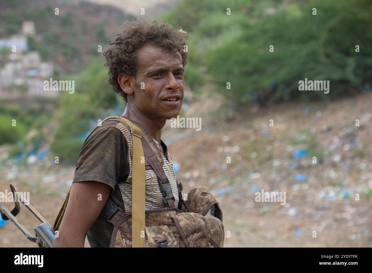 Regierungsnahe Truppen haben drei wichtige Dörfer auf einer strategischen Route erobert, die die Stadt Taiz mit der Westküste des Jemen verbindet. Regierungsnahe Kräfte haben sich in den letzten zwei Jahren in der Stadt Taiz gegen die Huthi-Truppen und gegen diejenigen, die dem ehemaligen Präsidenten Ali Abdullah Salih loyal sind, eingesetzt Stockfoto