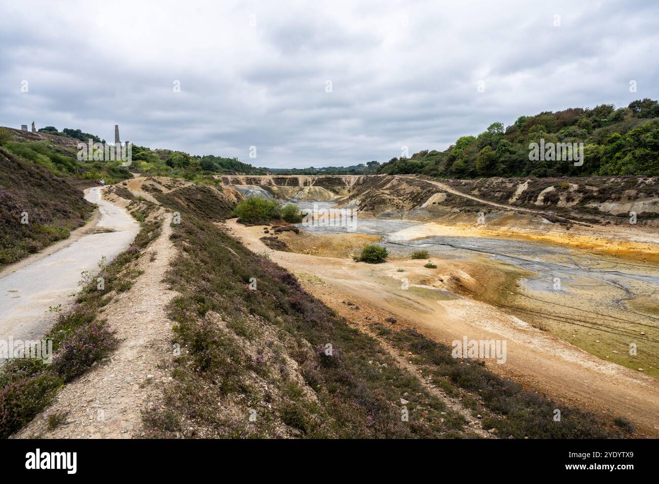 Die außerirdische Landschaft von Industrieabfällen in der Poldice Mine an der Route 3 des National Cycle Network bei Truro in Cornwall. Stockfoto