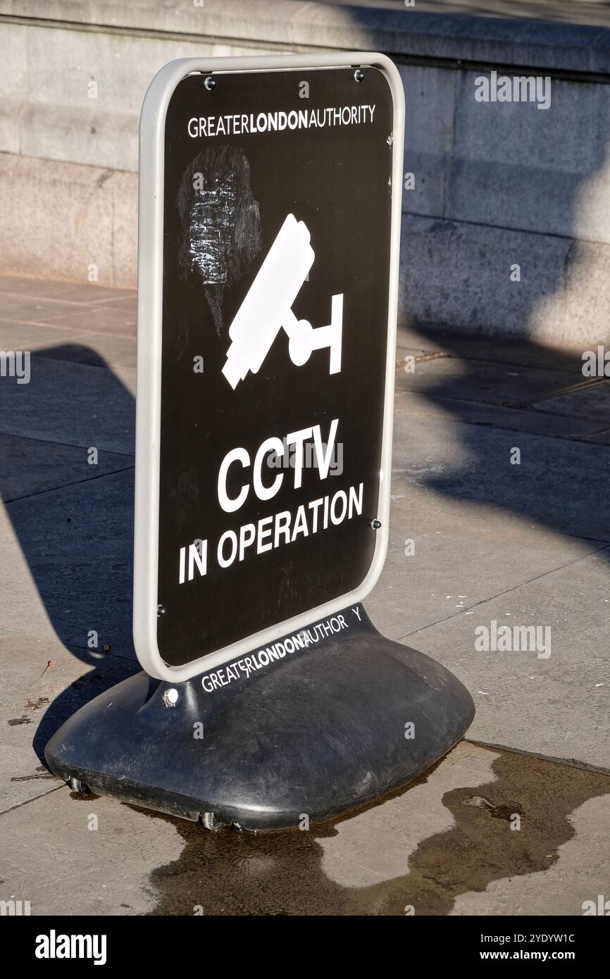 Ein Schild, das warnt, dass CCTV in Betrieb ist, Trafalgar Square, London. Stockfoto