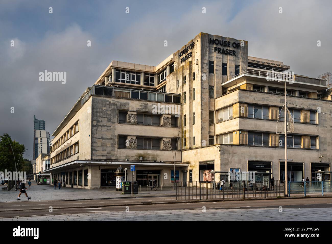 Die Abendsonne scheint auf das Kaufhaus House of Fraser in Plymouth, Devon. Stockfoto