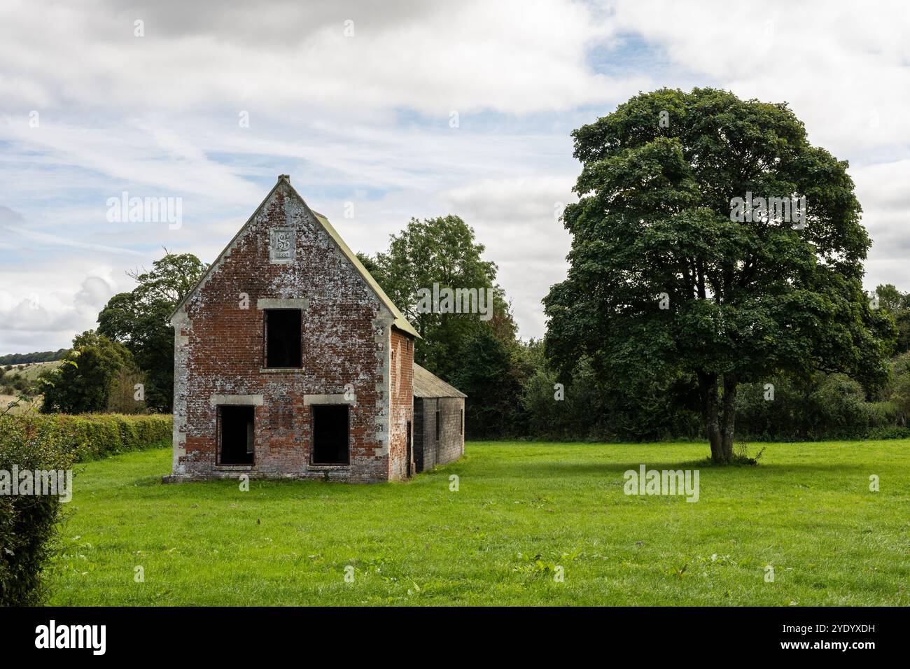 Ein verlassenes Gebäude im „verlorenen Dorf“ Imber, in den Trainingsbereichen der britischen Armee in Salisbury Plain. Stockfoto