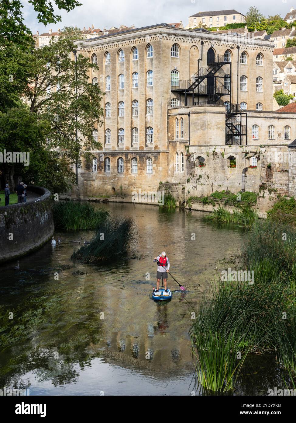 Ein Mann paddelt im Fluss Avon bei Bradford-on-Avon in Wiltshire, England. Stockfoto