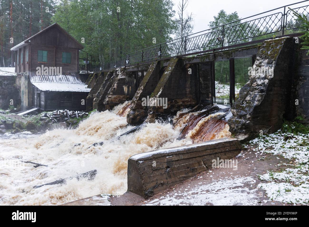 Gebrochener, verlassener Damm des alten finnischen Wasserkraftwerks am Fluss Wolchya. Bekannt als Sosnovskaya Wasserkraftwerk. Sosnovo, Leningrad Obl Stockfoto