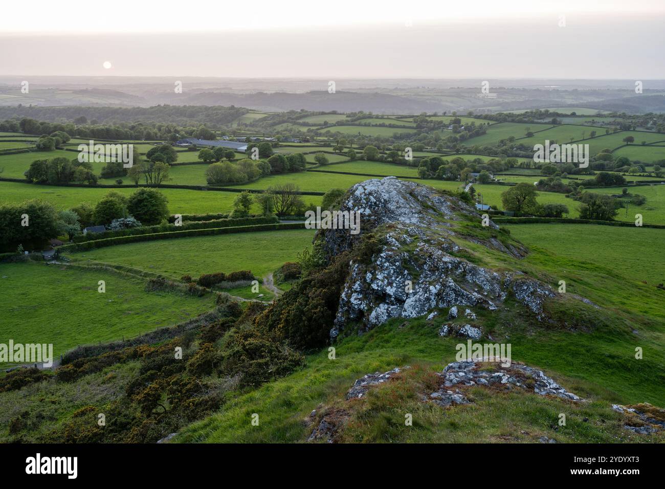 Die Sonne untergeht über dem Lyd Valley in West Devon, vom Brent Tor Hügel in Dartmoor aus gesehen. Stockfoto