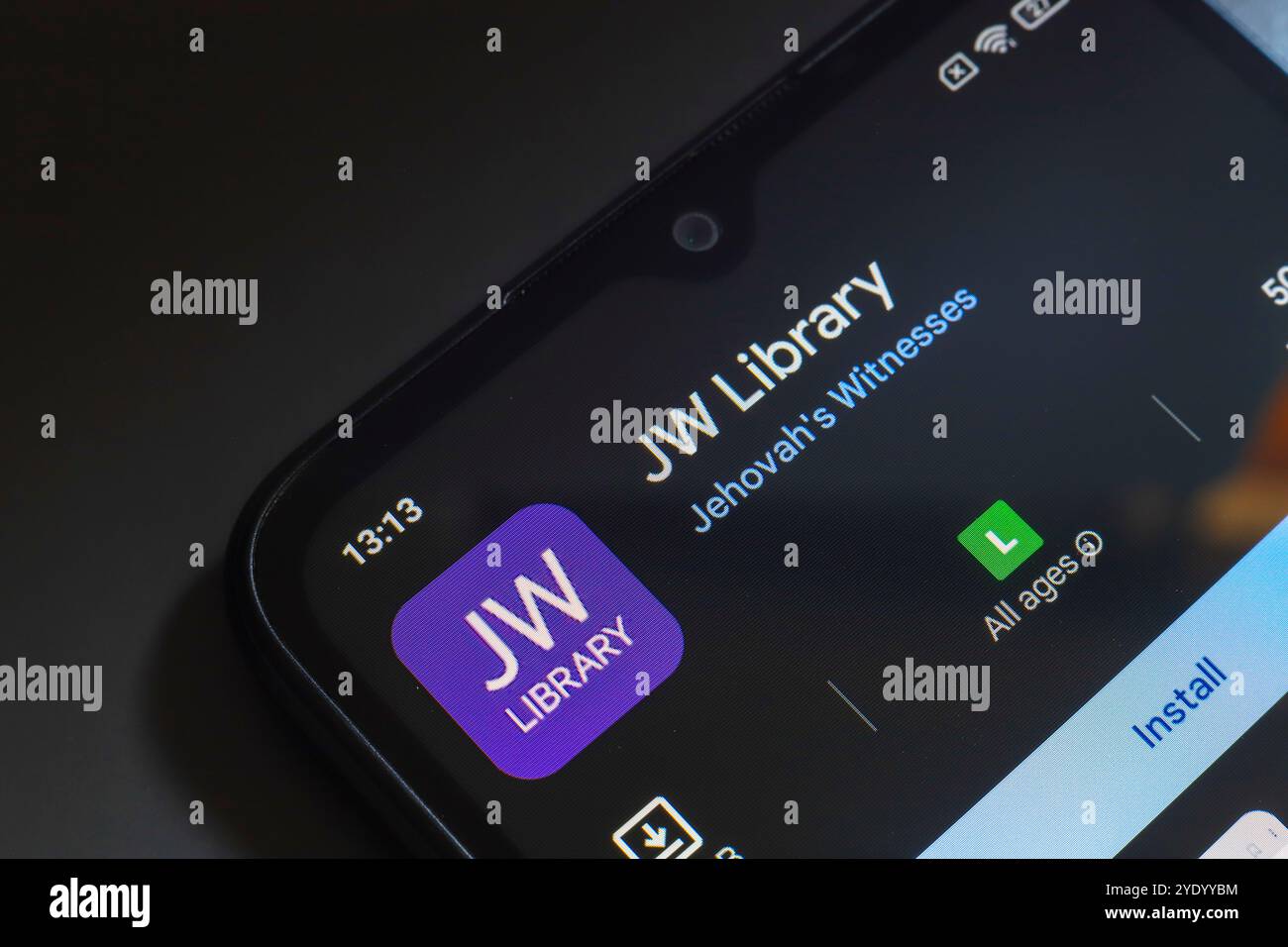 28. Oktober 2024, Brasilien. In dieser Fotoabbildung wird das Logo der JW Library App auf einem Smartphone-Bildschirm angezeigt Stockfoto