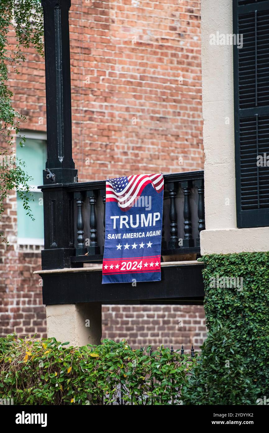 Savannah, Georgia, 2024 Donald Trump politische Zeichen, die von Menschen in ihren Häusern und Vorhöfen ausgestellt werden. ©Paul Todd/OUTSIDEIMAGES. COM OUTSIDE Stockfoto