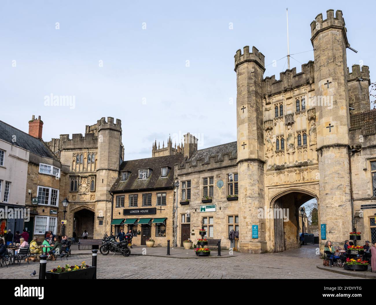 Das Bishop's Eye und das Cathedral Gate Torhaus dominieren den Marktplatz in der kleinen englischen Stadt Wells. Stockfoto