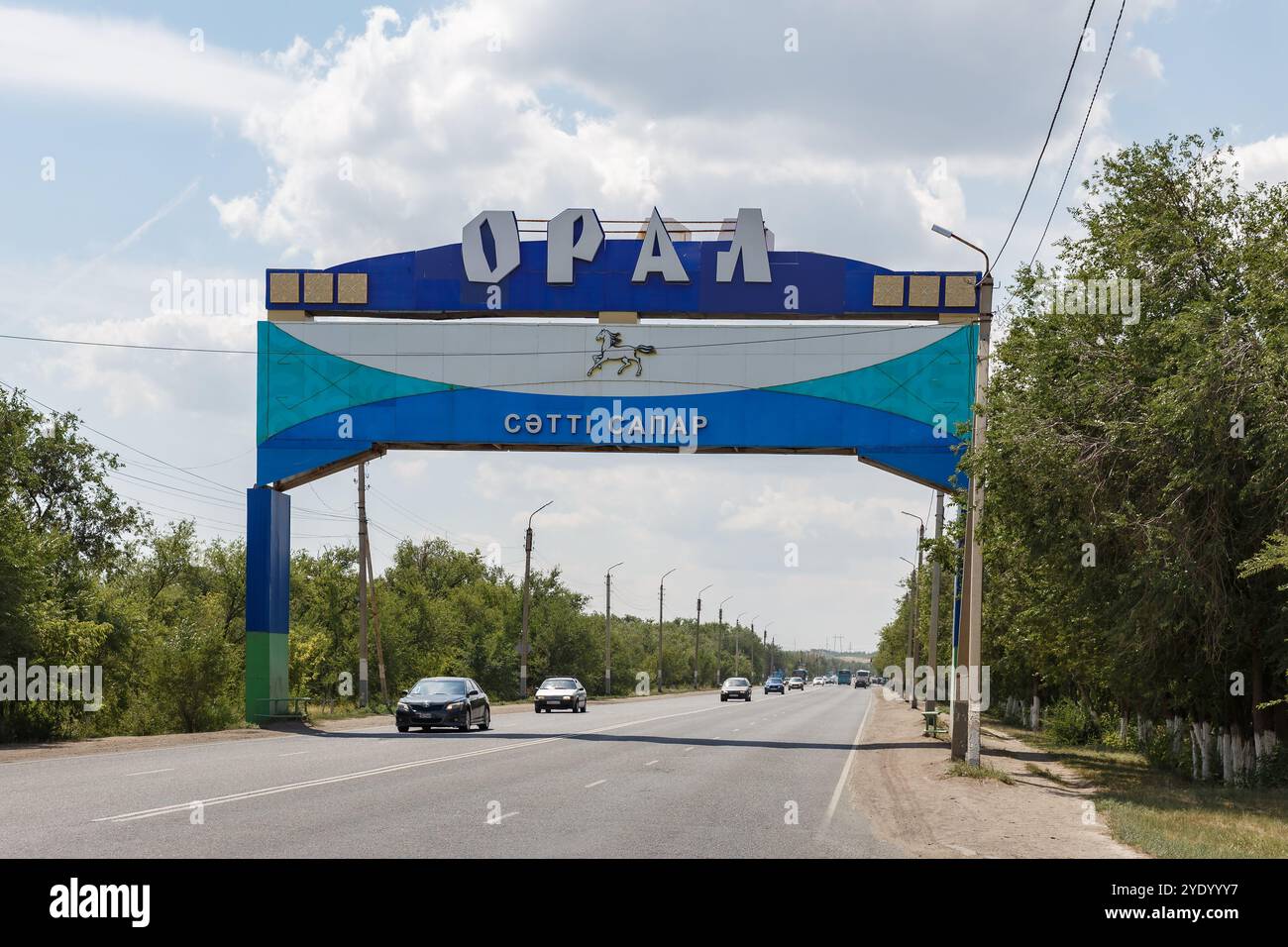 Oral, Region Westkasachstan, Kasachstan - 17. Juli 2024: Ausfahrt aus der Stadt Oral in Kasachstan. Eingangsbogen. Eine gute Reise. Westkasachstan Regio Stockfoto