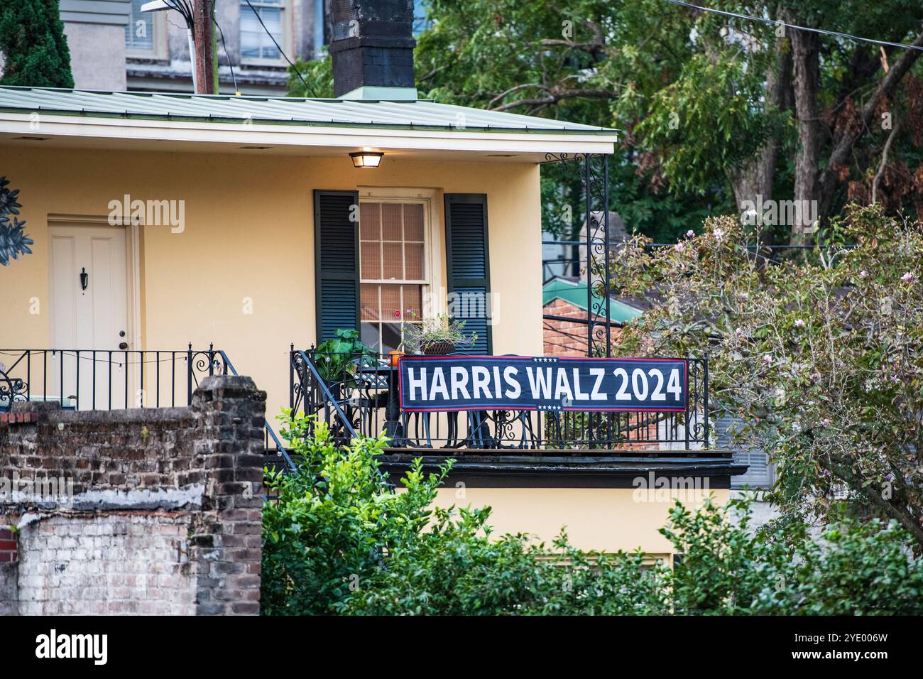 Savannah, Georgia, 2024 Kamala D. Harris politische Zeichen, die von Menschen in ihren Häusern und im Vorhof ausgestellt werden. ©Paul Todd/OUTSIDEIMAGES. AUSGÄNGE Stockfoto