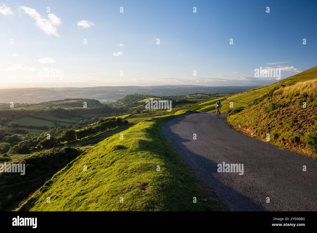 Ein Radfahrer besteigt die Gospel Pass Road über die Black Mountains im walisischen Brecon Beacons National Park. Stockfoto