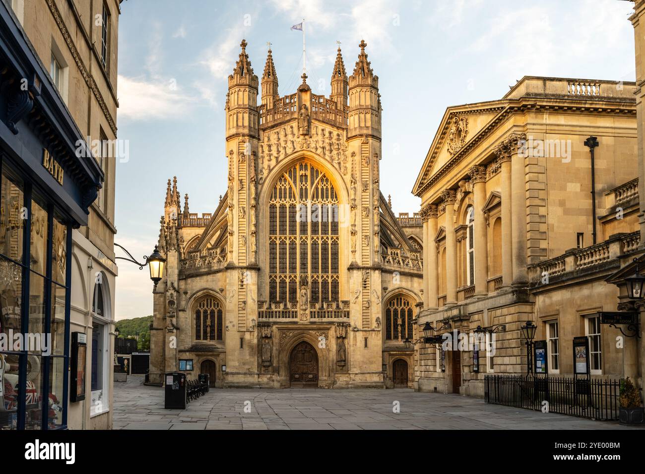 Im Abbey Church Yard of Georgian Bath in Somerset, England, treffen sich gotische und klassische Architekturstile aufeinander. Stockfoto