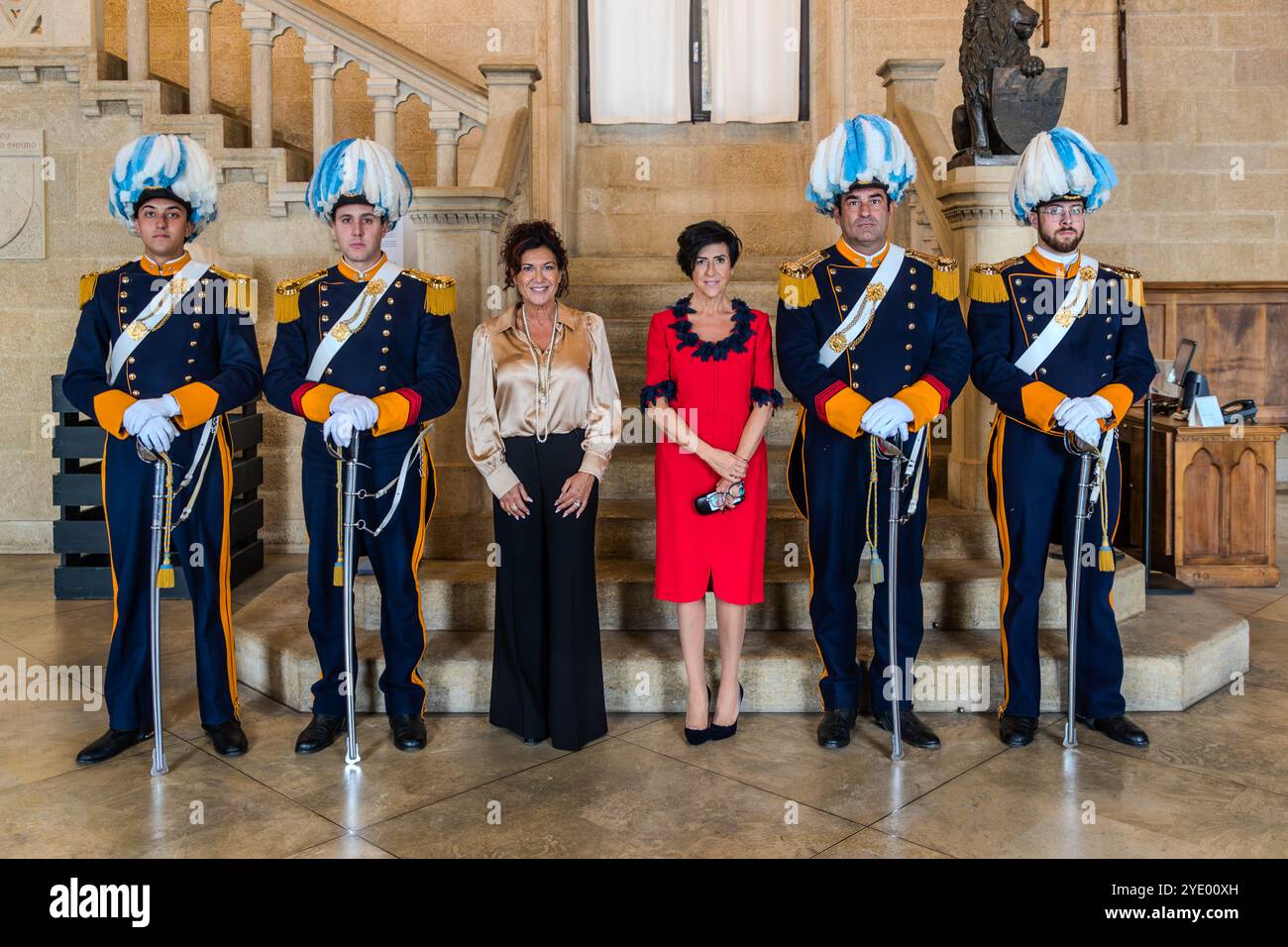 Gruppenfoto von zwei Beamten und Freiwilligen der Republik San Marino im Palazzo Publico delle Republica di San Marino. Palazzo Pubblico della Repubblica di San Marino. Piazzale Domus plebis, Stadt San Marino, San Marino Stockfoto