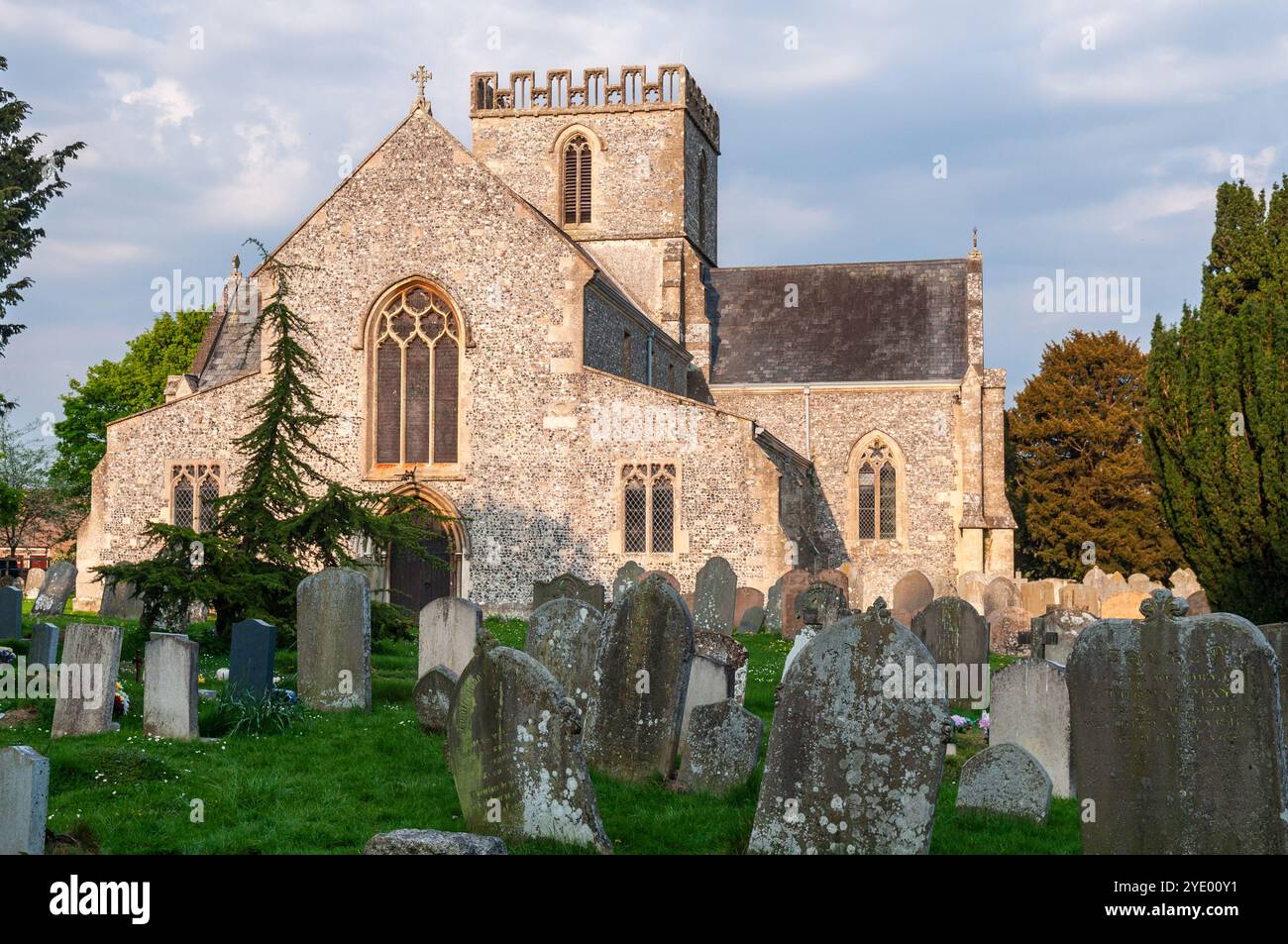 Die Sonne scheint auf der Außenseite der traditionellen englischen Pfarrkirche St. Mary in Great Bedwyn, Wiltshire. Stockfoto