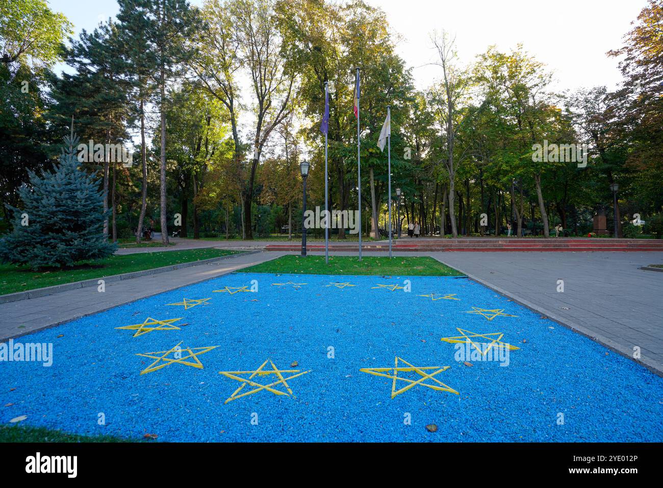 Chisinau, Moldawien. Oktober 2024. Blick auf den Garten am Eingang zum Central Park Stephen der große im Stadtzentrum Stockfoto