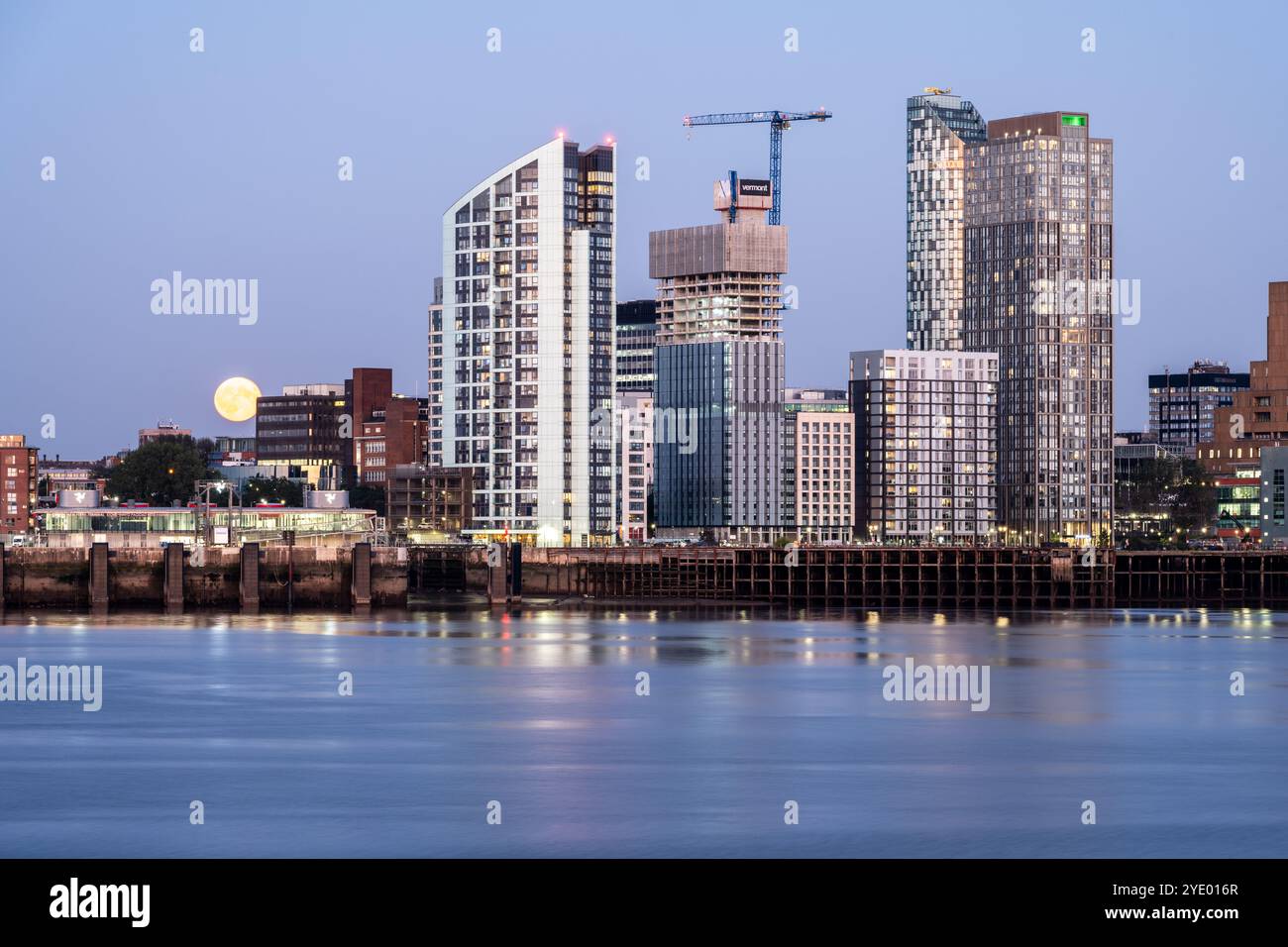 Der Mond erhebt sich hinter den Wohngebäuden der Liverpool Waters docklands. Stockfoto