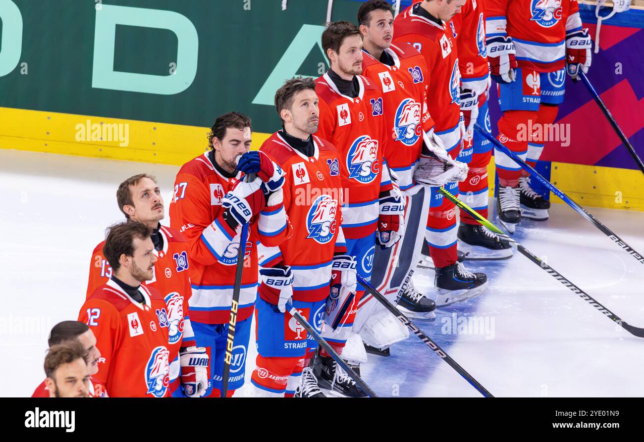 Zürich, 13. September 2024: Patrick Geering (Mitte) und seine Teamkollegen während der Schweizer Nationalhymne vor der Champions Hockey League Gam Stockfoto