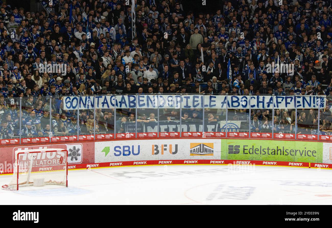 Villingen-Schwenningen, Deutschland, 29. September 2024: Die Fans der Schwenninger Wild Wings fordern auf einem Banner, dass die Sonntagabend-Spiele sollten Stockfoto